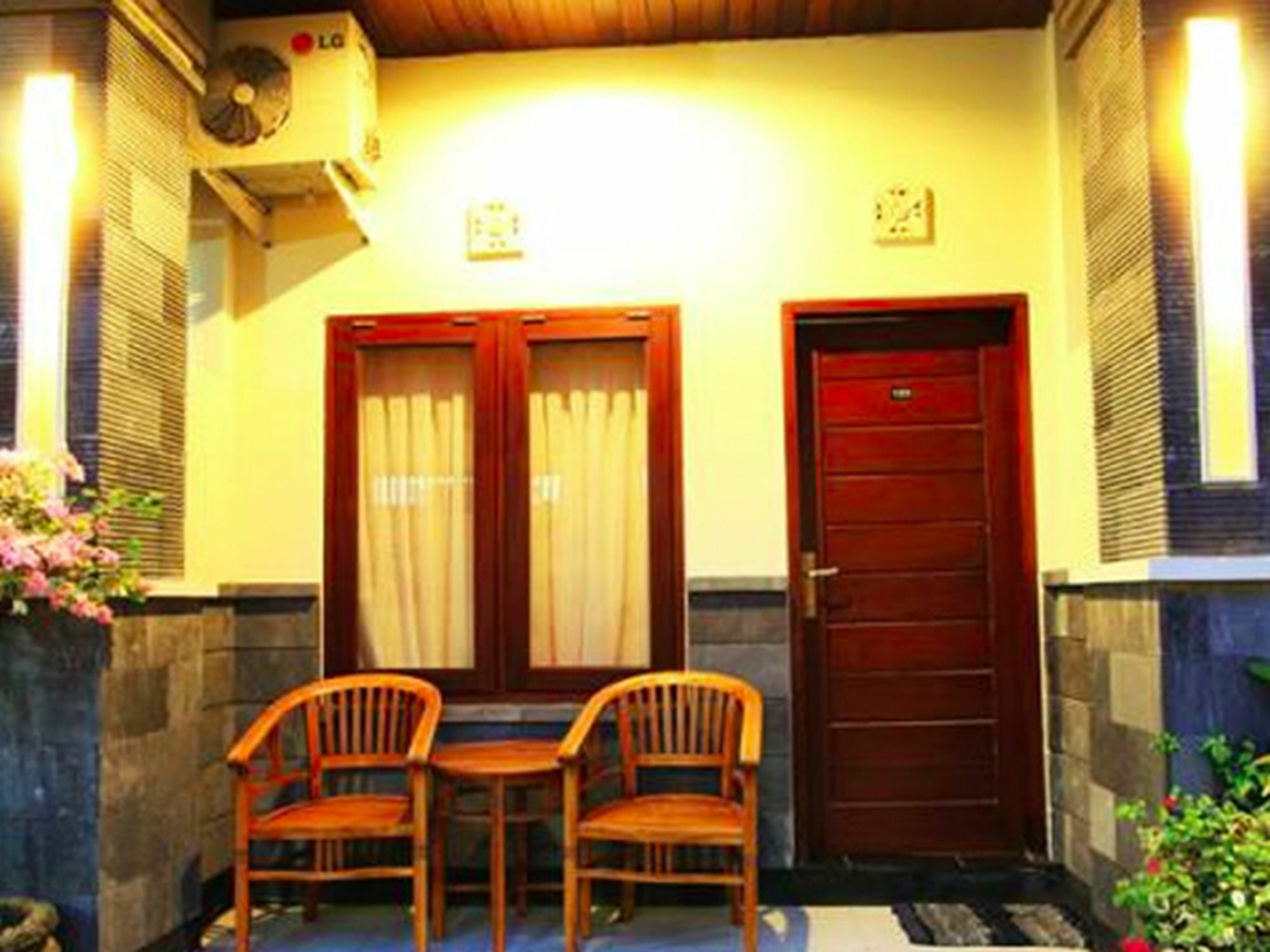 Surya Inn Кута Екстериор снимка